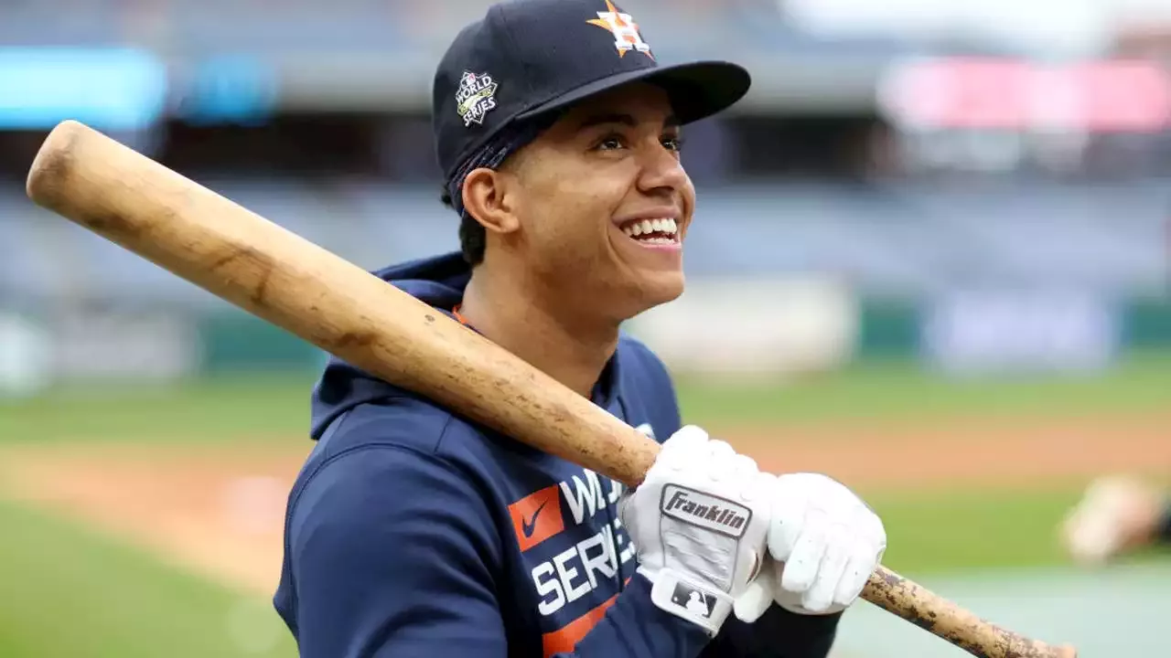 Astros' Jeremy Peña works shift at Houston area Raising Cañe's