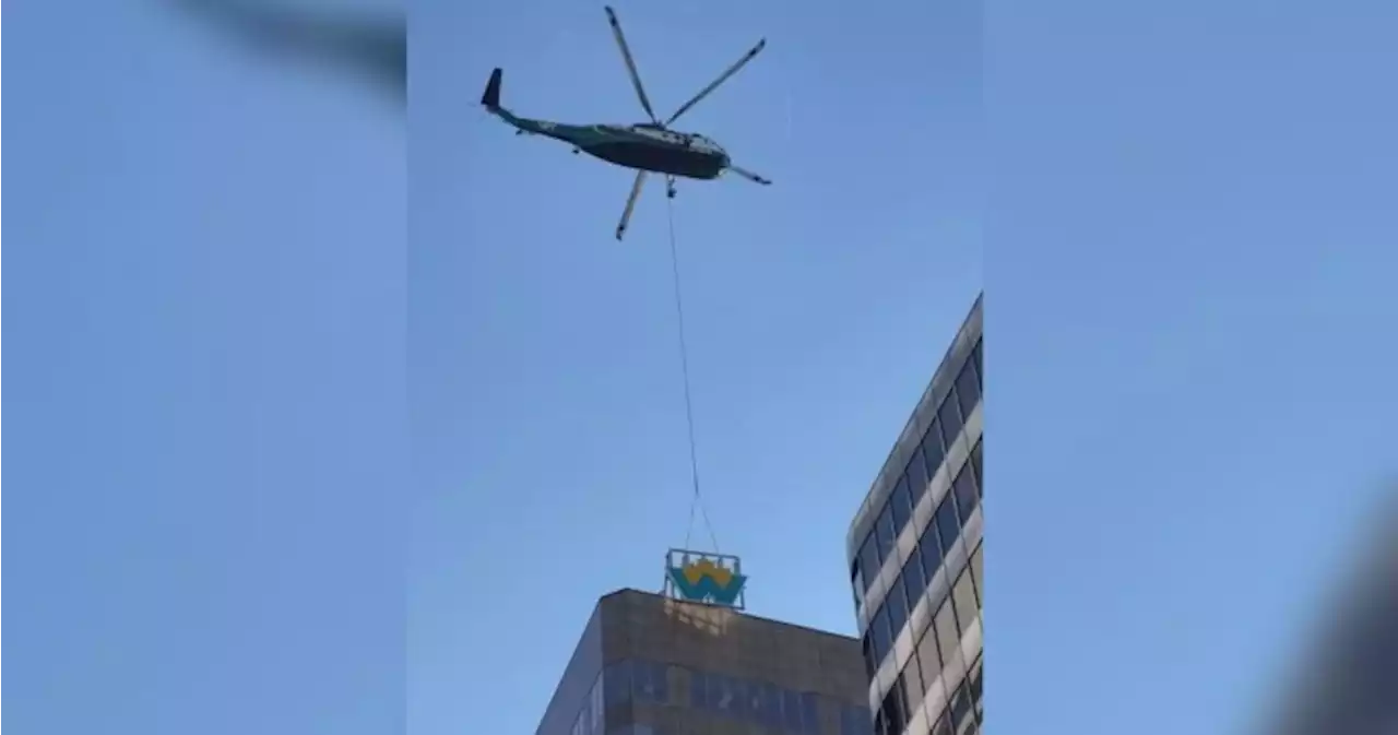 Helicopters used in sign installations in downtown Vancouver, traffic impacted - BC | Globalnews.ca