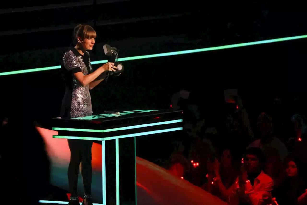 Taylor Swift wins most prizes at MTV Europe Music Awards