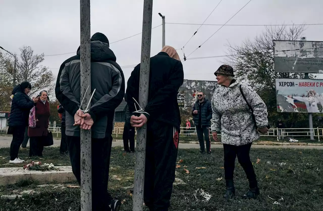 Американские СМИ опубликовали кадры привязанных к столбам жителей Херсона