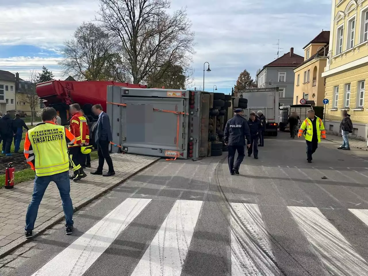 Unfall in Pfarrkirchen: Viehtransporter mit 20 Rindern kippt um - idowa