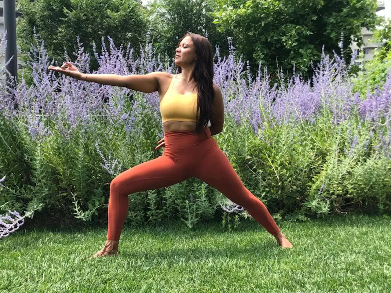 Yoga terapeutico in Menopausa: il programma di Sayonara Motta contro vampate, ansia e aumento di peso - iO Donna