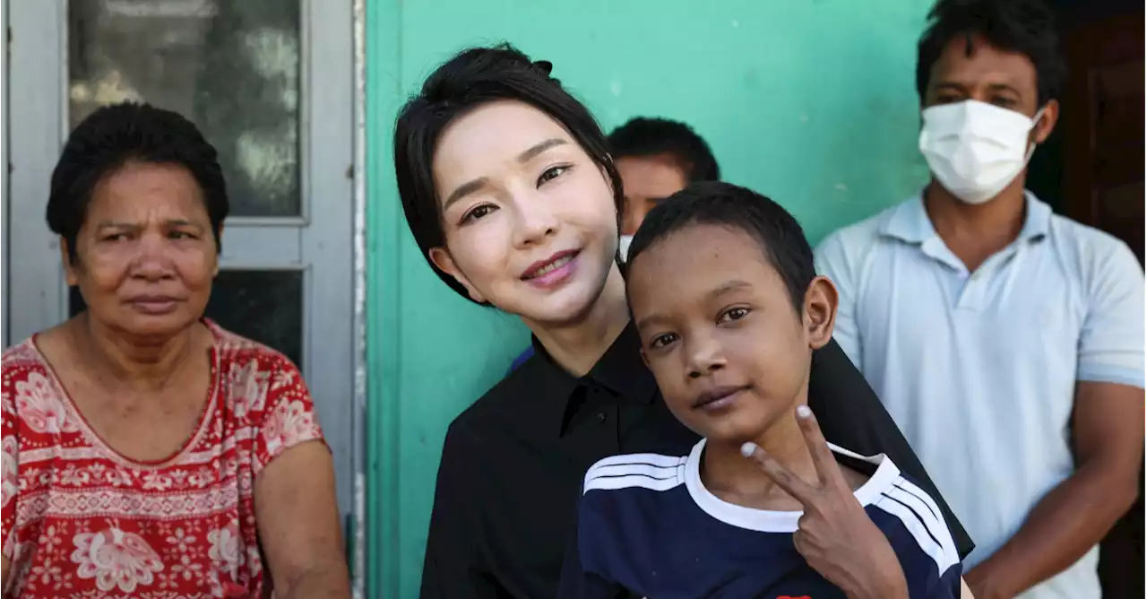 김건희 품에 안긴 '심장병 아이' 로타, 한국서 치료 받는다 | 중앙일보