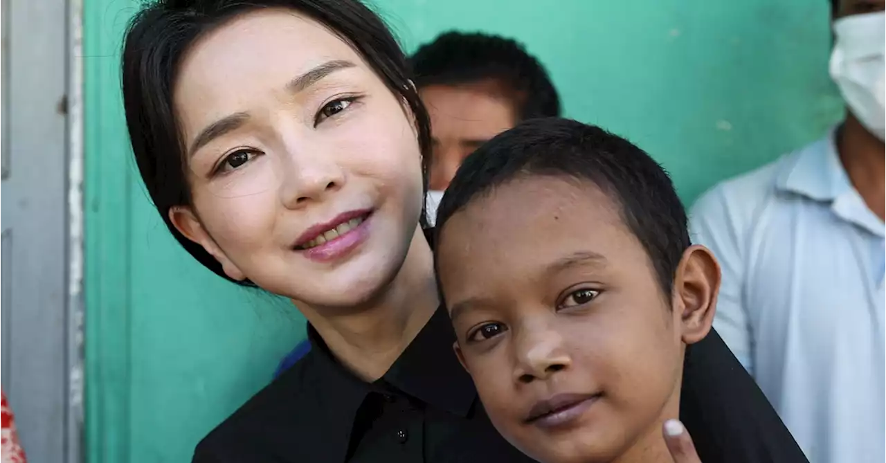 김건희 여사, 오드리 헵번 코스프레? 여권 '해도해도 너무한다' | 중앙일보