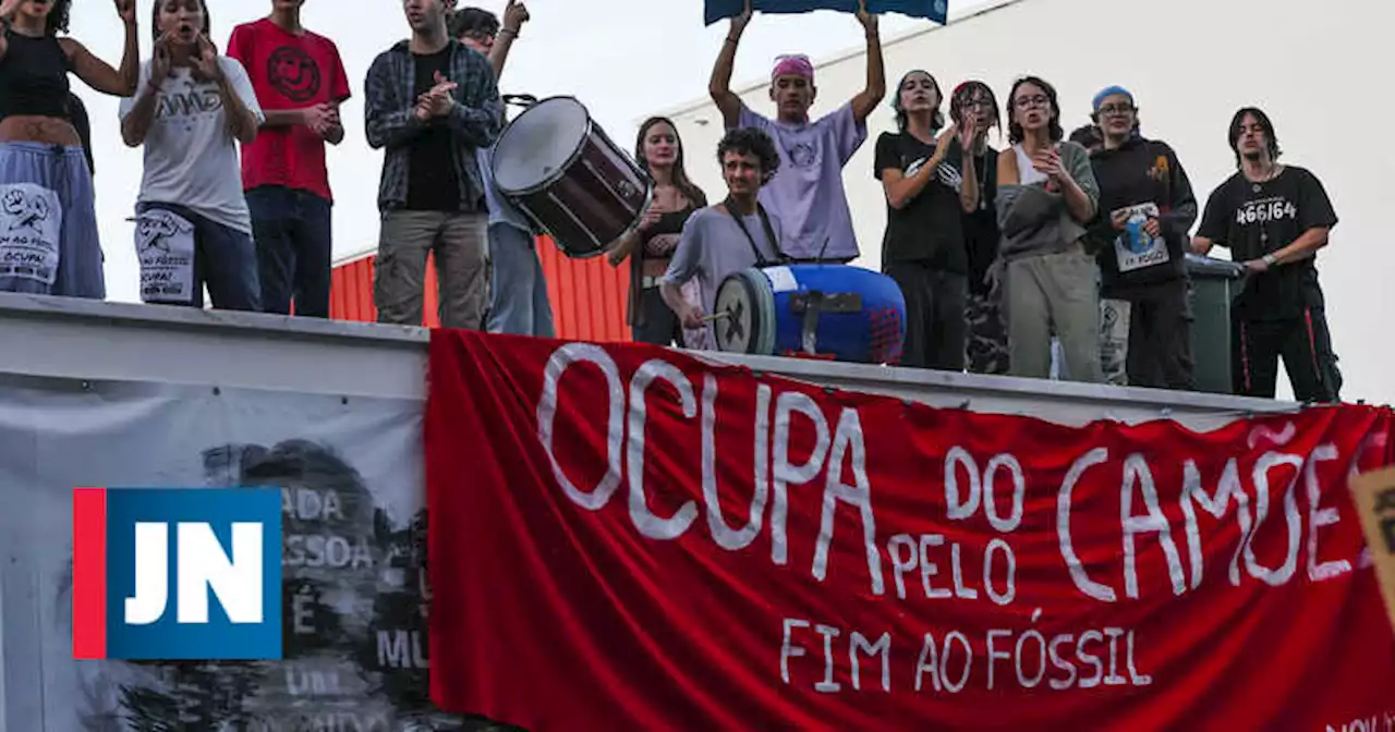 Ativistas pelo clima fecham portões do Liceu Camões a cadeado