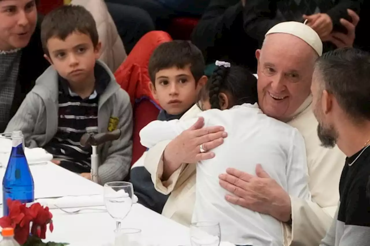 Pope lunches with poor, denounces 'sirens of populism'