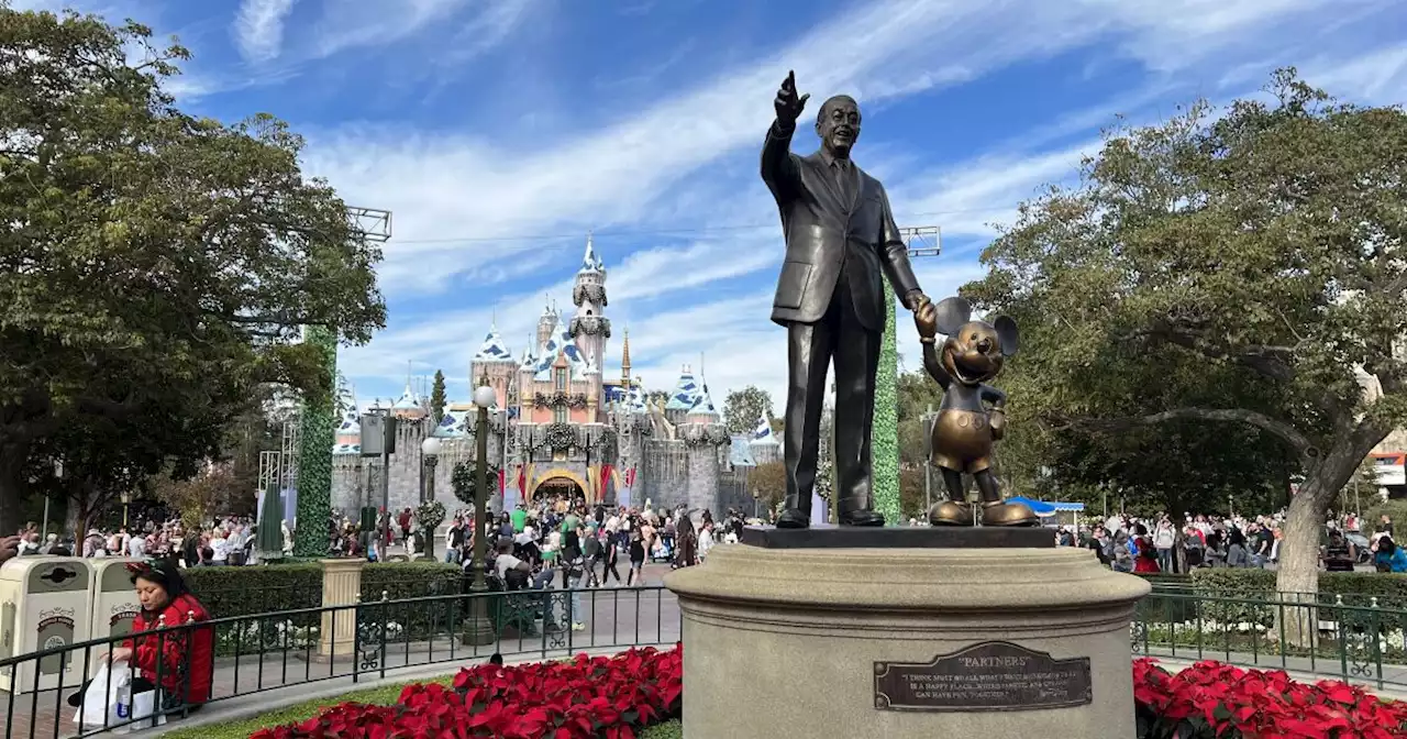 El toque latino le pone sabor a las celebraciones navideñas de Disneyland