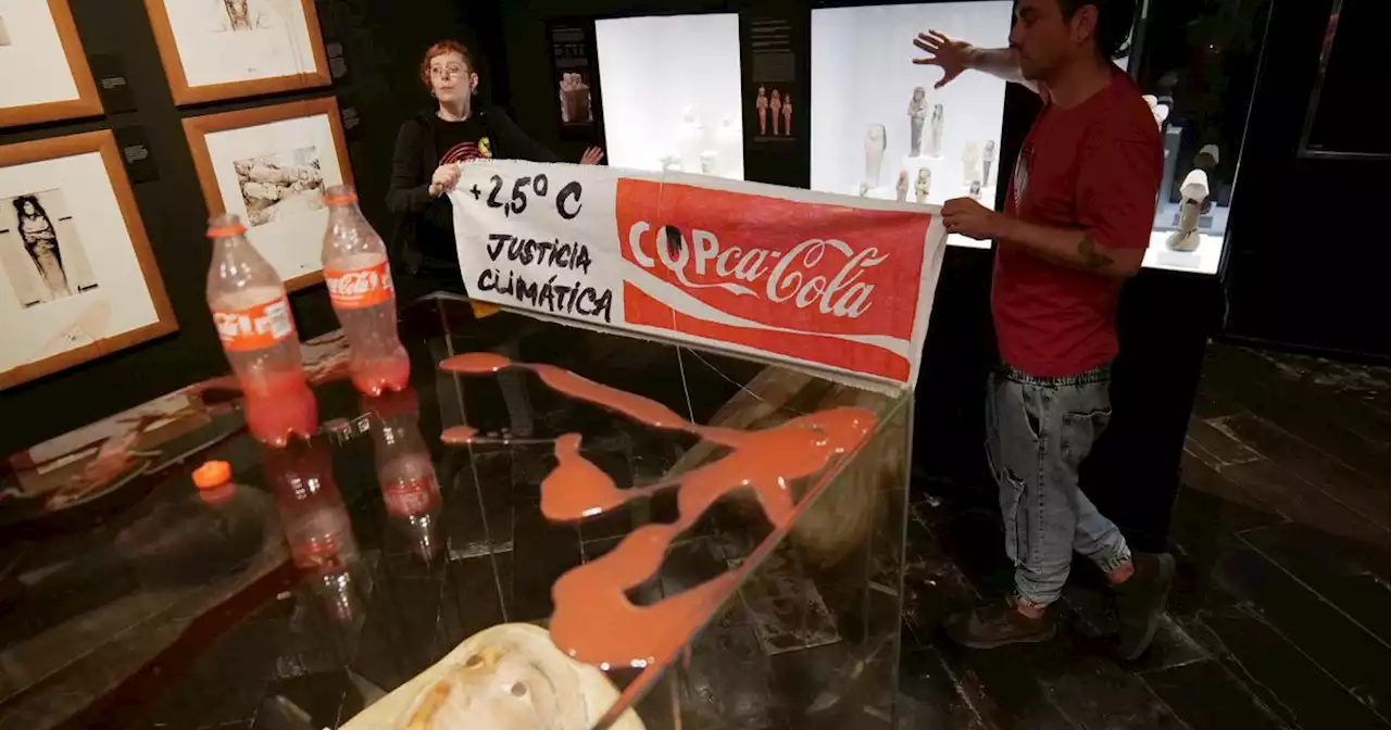 Des militants éclaboussent l'exposition d'une momie égyptienne de Coca en Espagne