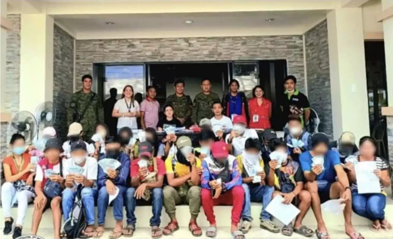 25 former rebels each receive P250,000 assistance in Negros