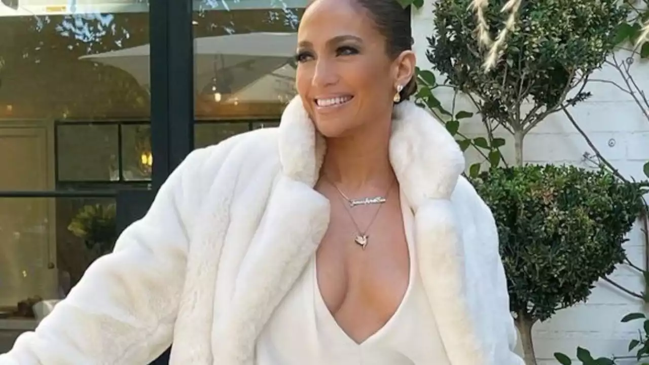 Jennifer Lopez Wears 'Jennifer & Ben' Necklace in Throwback Photos