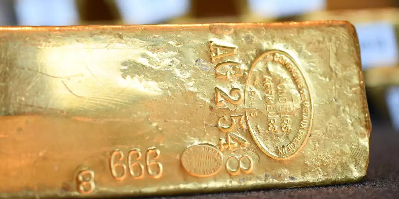 Gold pulls back from highest level since August