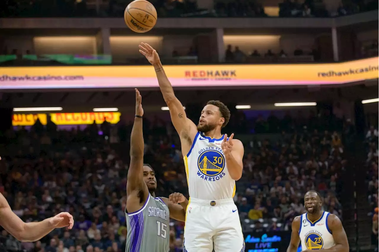 Warriors blow 15-point lead, lose to Kings to remain winless on the road