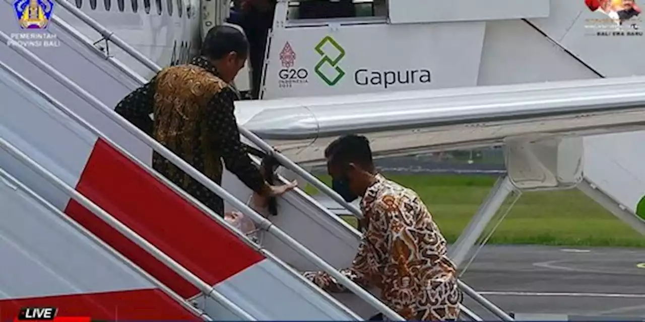 Ibu Negara Terpeleset di Tangga Pesawat, Paspampres Mau Nolong Dilarang Jokowi | merdeka.com