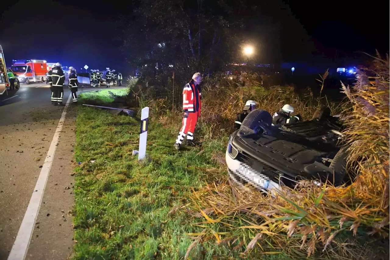 Familie überschlägt sich mit Auto – junge Eltern in Lebensgefahr