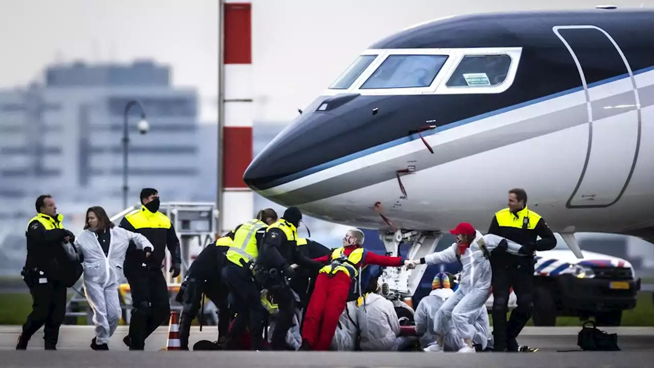 Ruim 400 arrestaties na klimaatactie Schiphol, onderzoek loopt nog