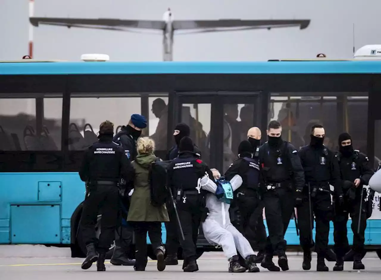 Meer dan 400 klimaatactivisten aangehouden voor actie op Schiphol