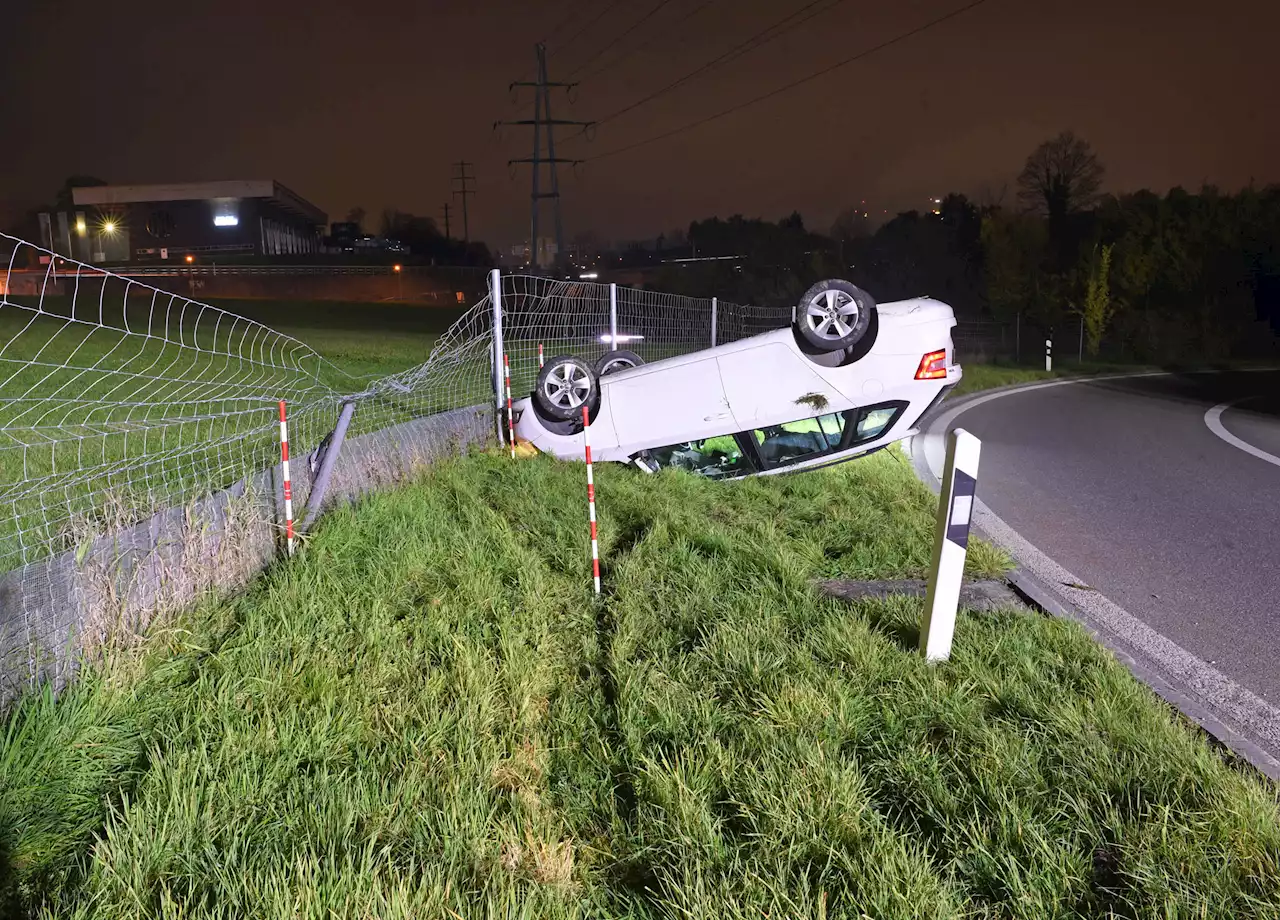 Ebikon LU / A14: PW bei Selbstunfall auf Dach gelandet – Autofahrer leicht verletzt