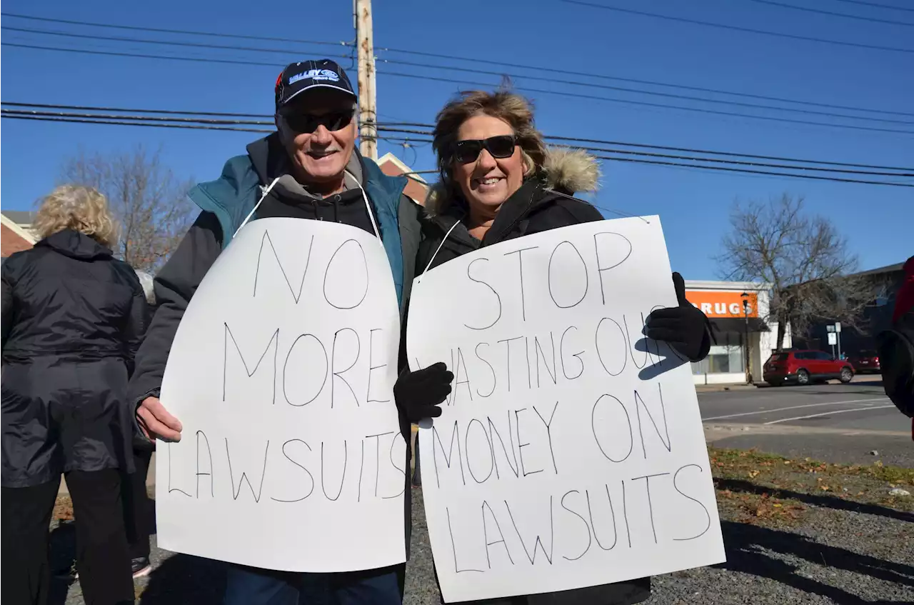 Kentville, N.S., citizens protest town council legal action over Main Street property | SaltWire