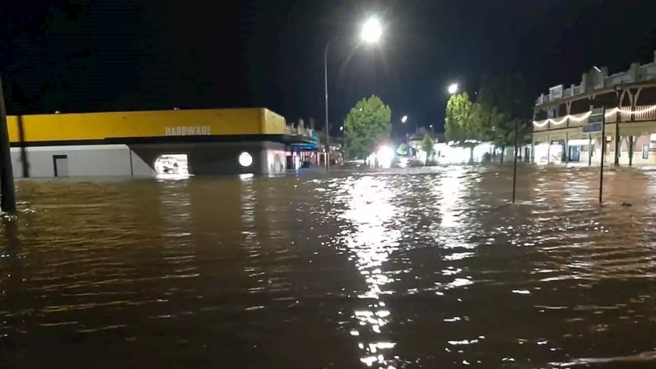 Floods rage through NSW town of Molong, leaving 'apocalyptic' scenes in its path