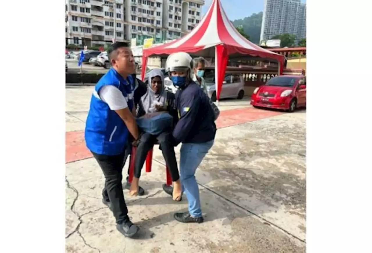 GE15: Parti Cinta Malaysia candidate stops to help accident victim in Penang