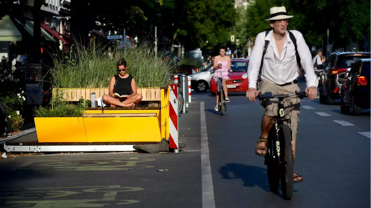 Sitzmöbel statt Parkplätzen: Berlin bekommt bis zu 80 neue Parklets