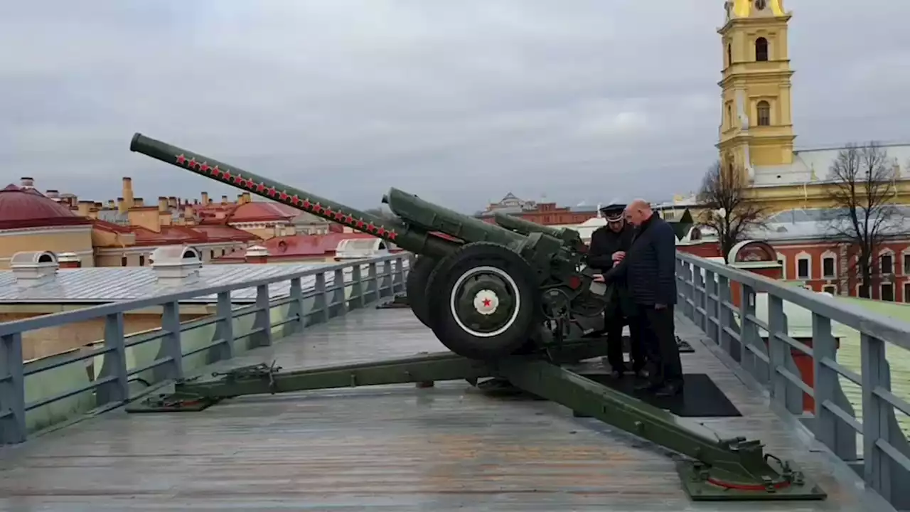 Выстрел орудия Петропавловской крепости прозвучал в честь 110-летия 'Северной верфи'