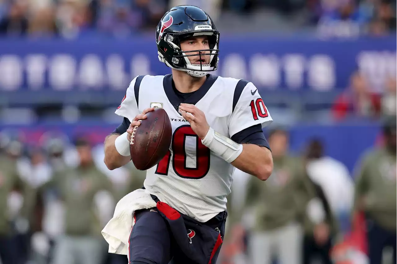 Should Texans Bench Davis Mills?