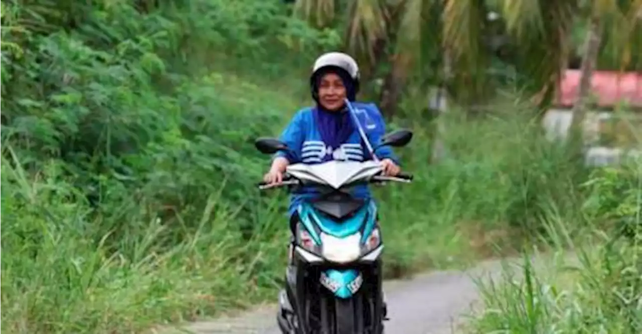 GE15: Padang Besar Umno Wanita Wing hits campaign trail on motorcycles