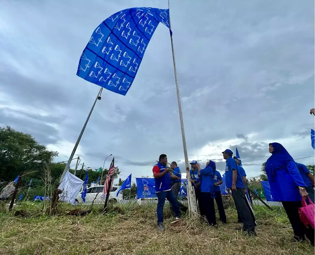 Bendera gergasi BN curi tumpuan di Padang Besar