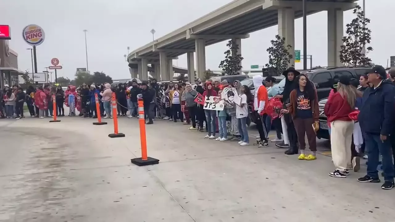 Houston Astros' MVP Jeremy Peña draws massive crowd of fans for drive-thru  shift at Raising Cane's on Gulf Freeway - ABC13 Houston