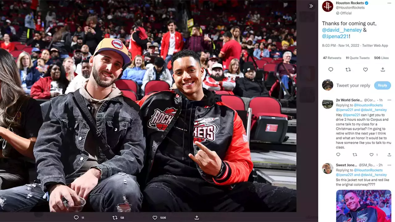 World Series MVP Jeremy Peña, David Hensley take in Rockets game