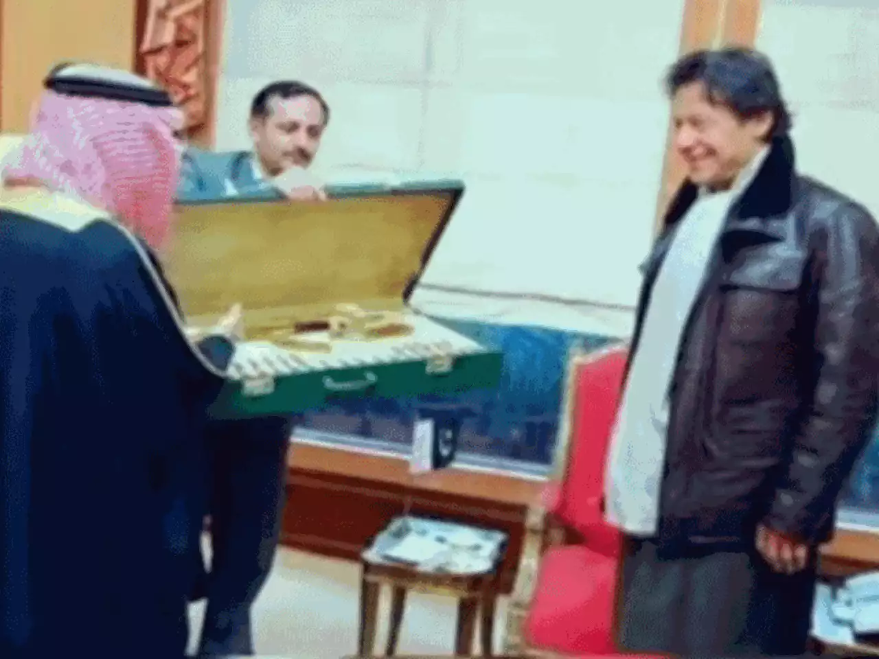عمران خان کو ملے قیمتی تحائف 20 لاکھ ڈالرز میں خریدے، تاجر عمر فاروق کا دعویٰ - ایکسپریس اردو