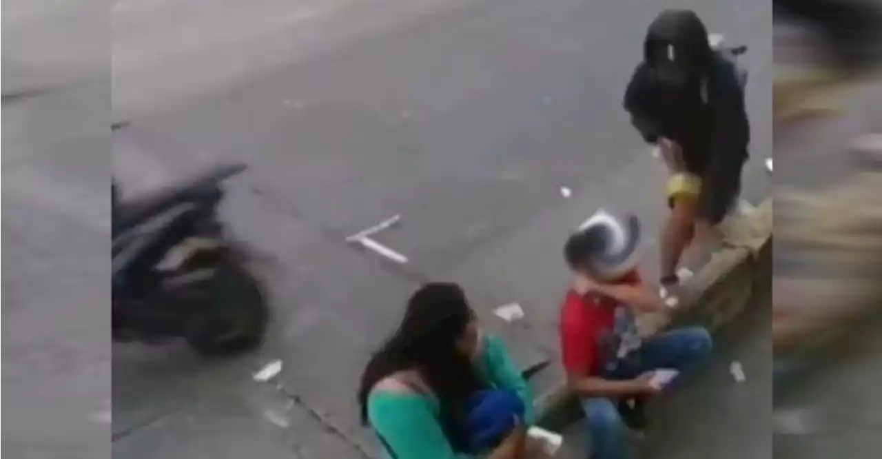 En tres segundos motorratones roban a una madre y su hijo en Naucalpan