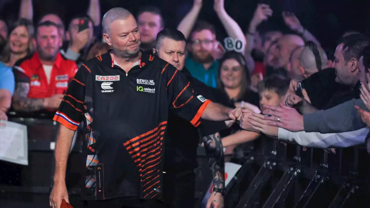 Van Barneveld op stoom bij Grand Slam of Darts: 'Ik kan eindelijk eens genieten'