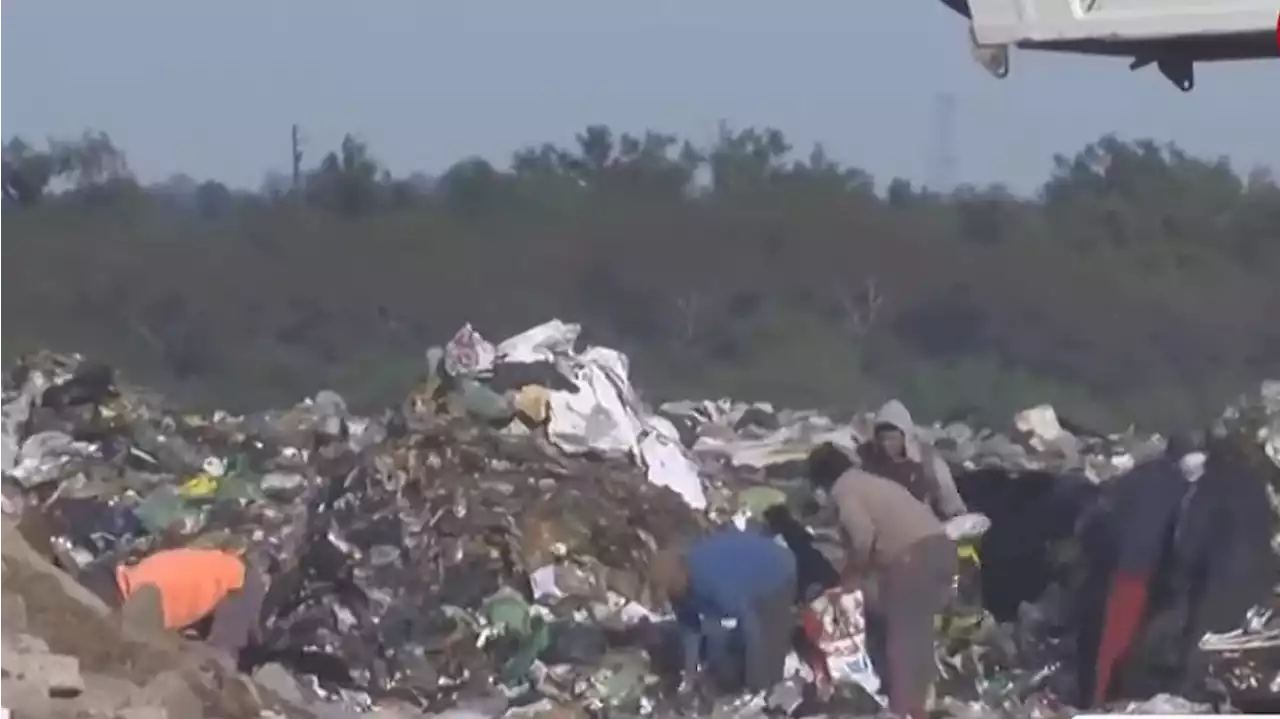 Un nene buscaba comida en un basural y murió atropellado por un camión