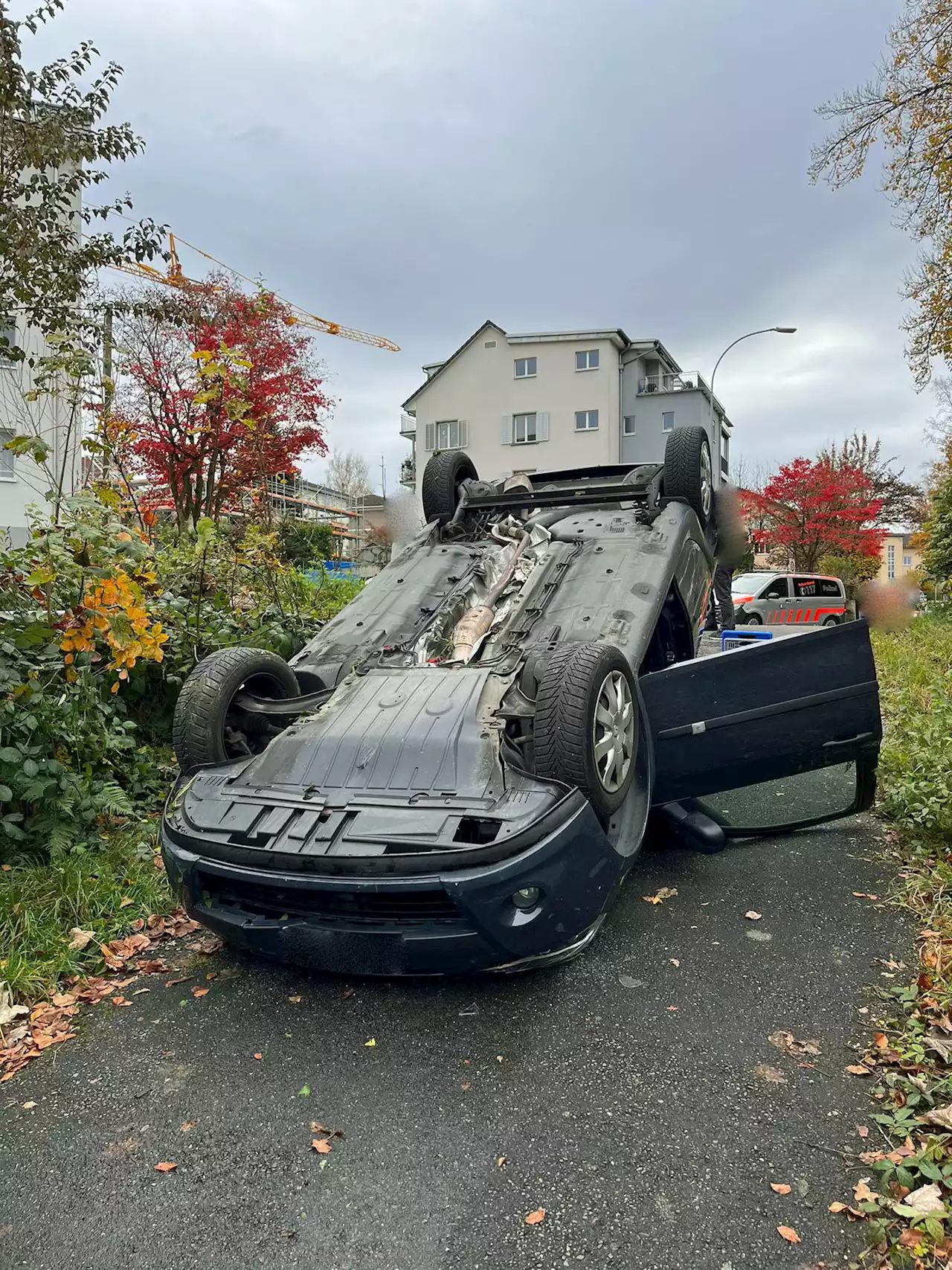 Stadt Luzern LU: Auto landet nach Selbstunfall auf dem Dach – zwei Verletzte