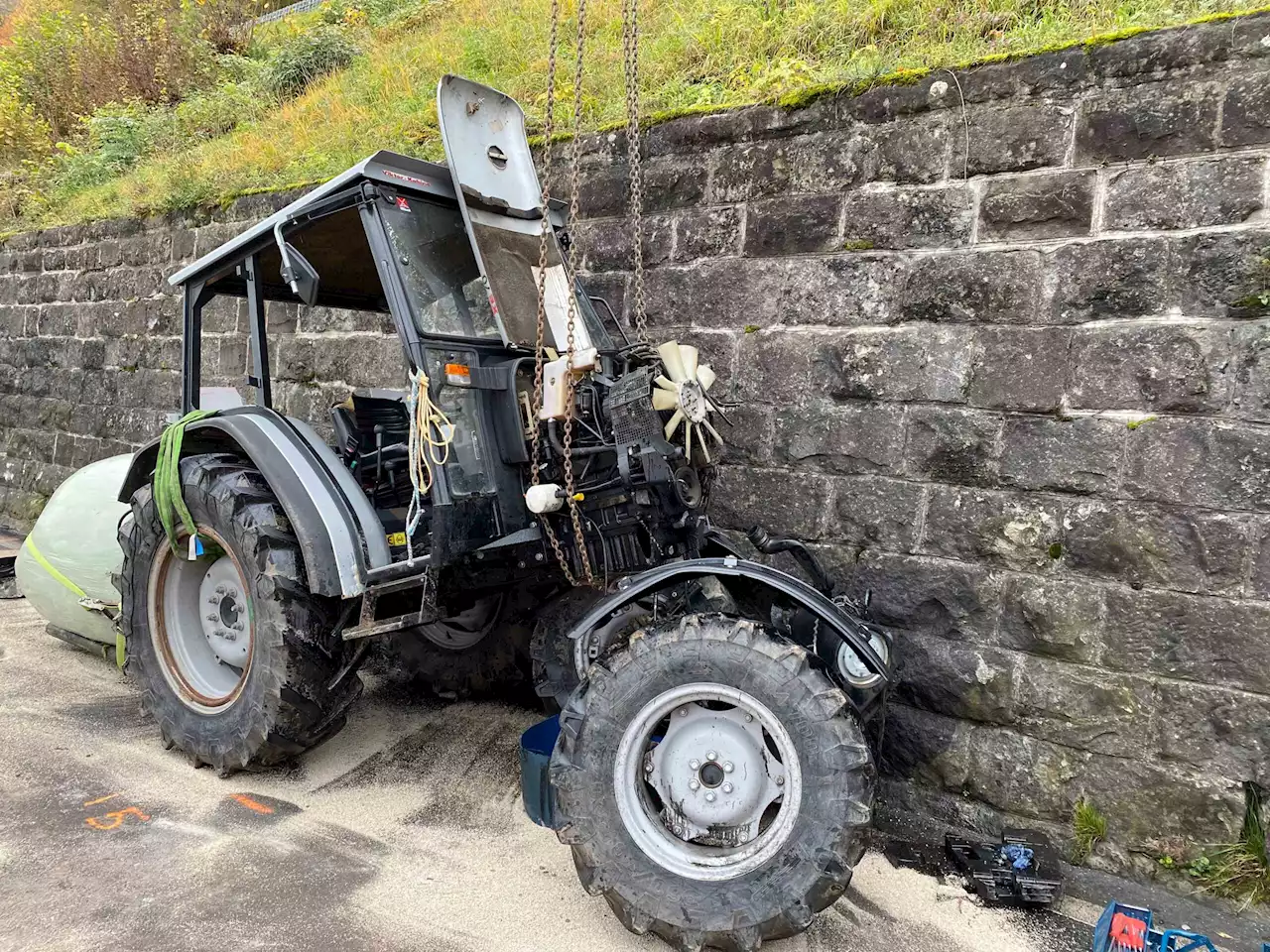 Stadt Zug ZG: Traktorfahrerin (30) fährt in Mauer – niemand verletzt