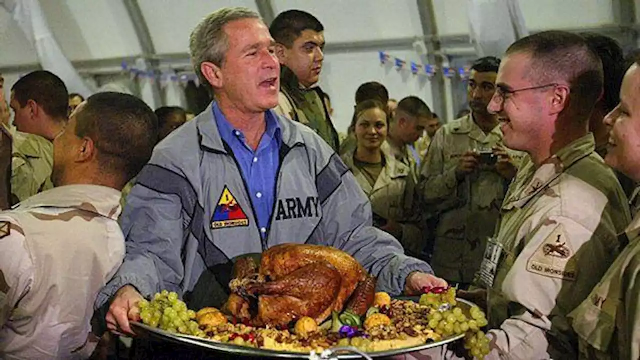 Did President Bush Pose with a Plastic Turkey?