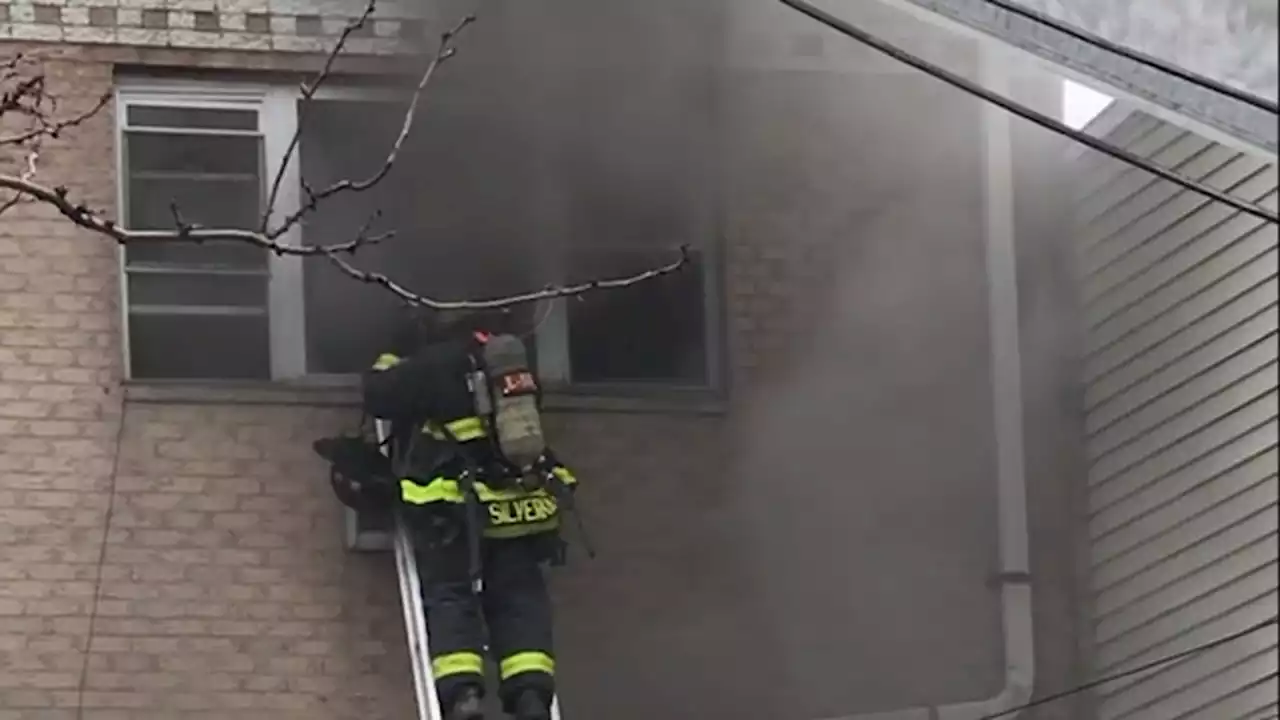 Fire on 1st floor of Bronx building leaves people trapped upstairs