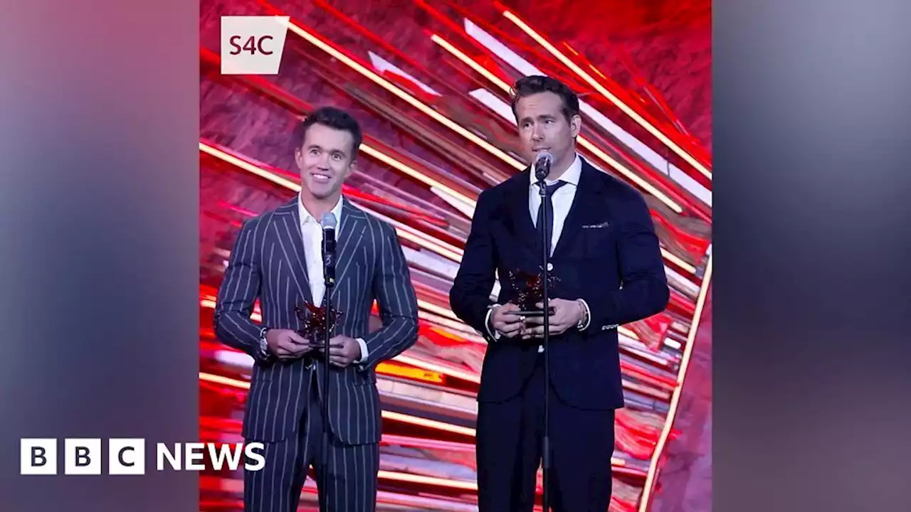 Ryan Reynolds speaks Welsh during awards ceremony