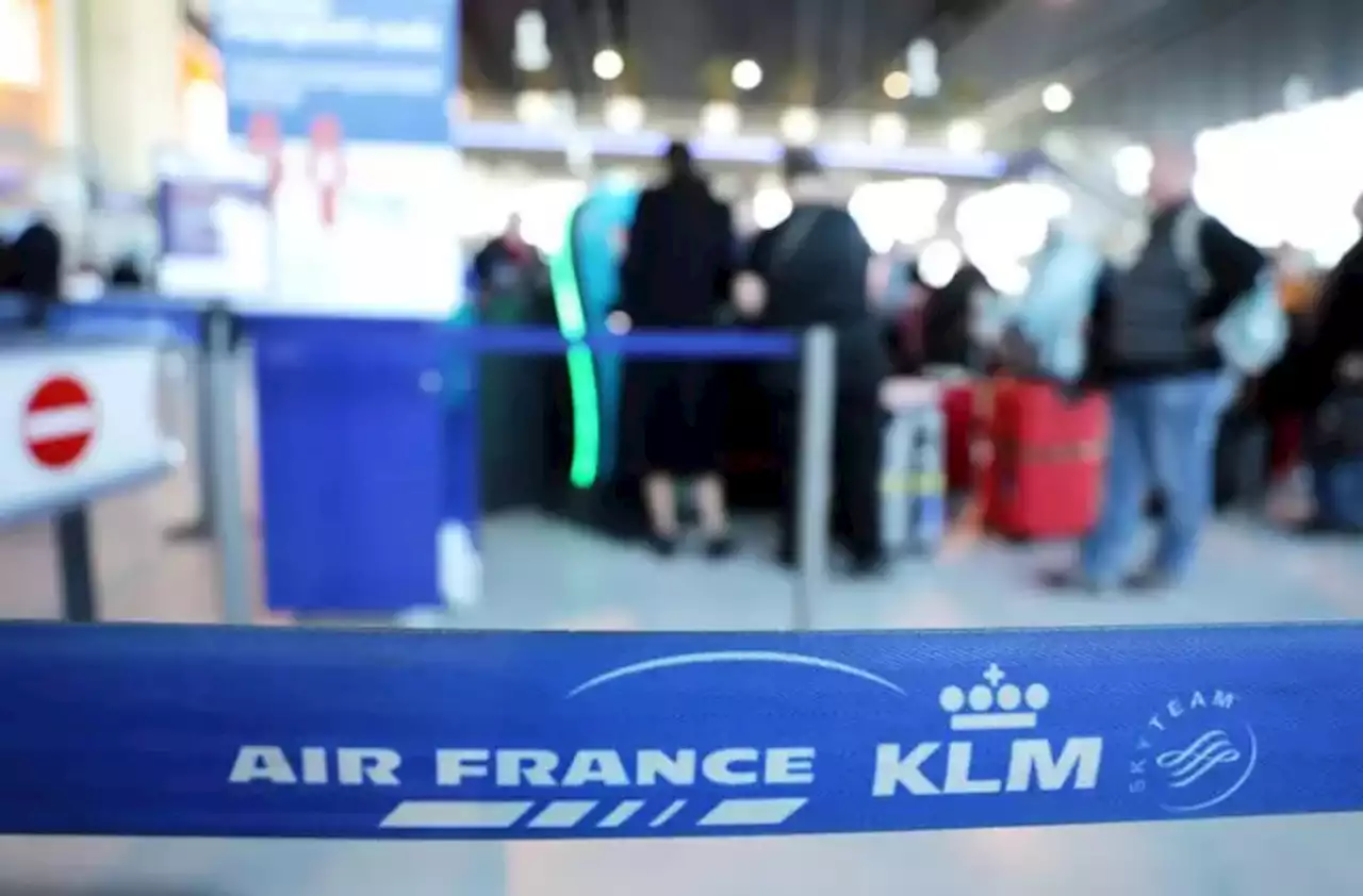 Air France-KLM annonce une \u00e9mission d'obligations convertibles, le titre chute