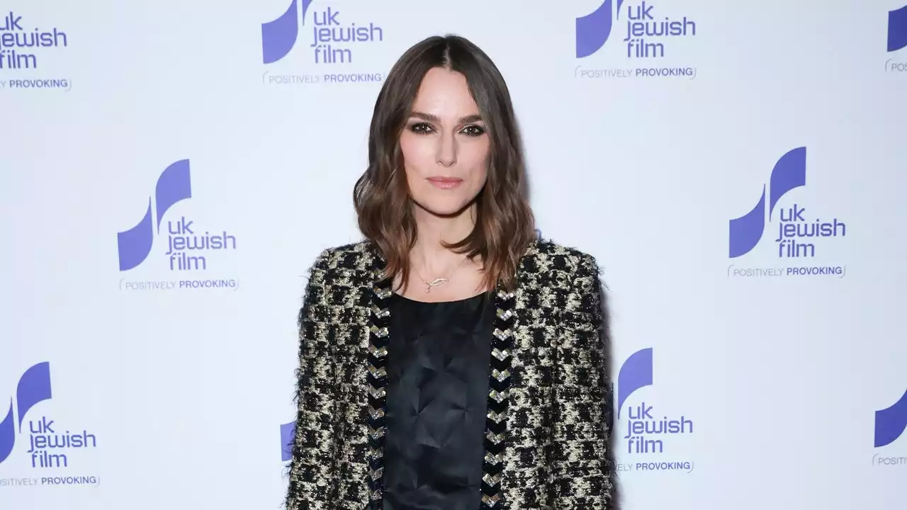 Keira Knightley Teams Chanel Couture With A Grungy Beauty Signature