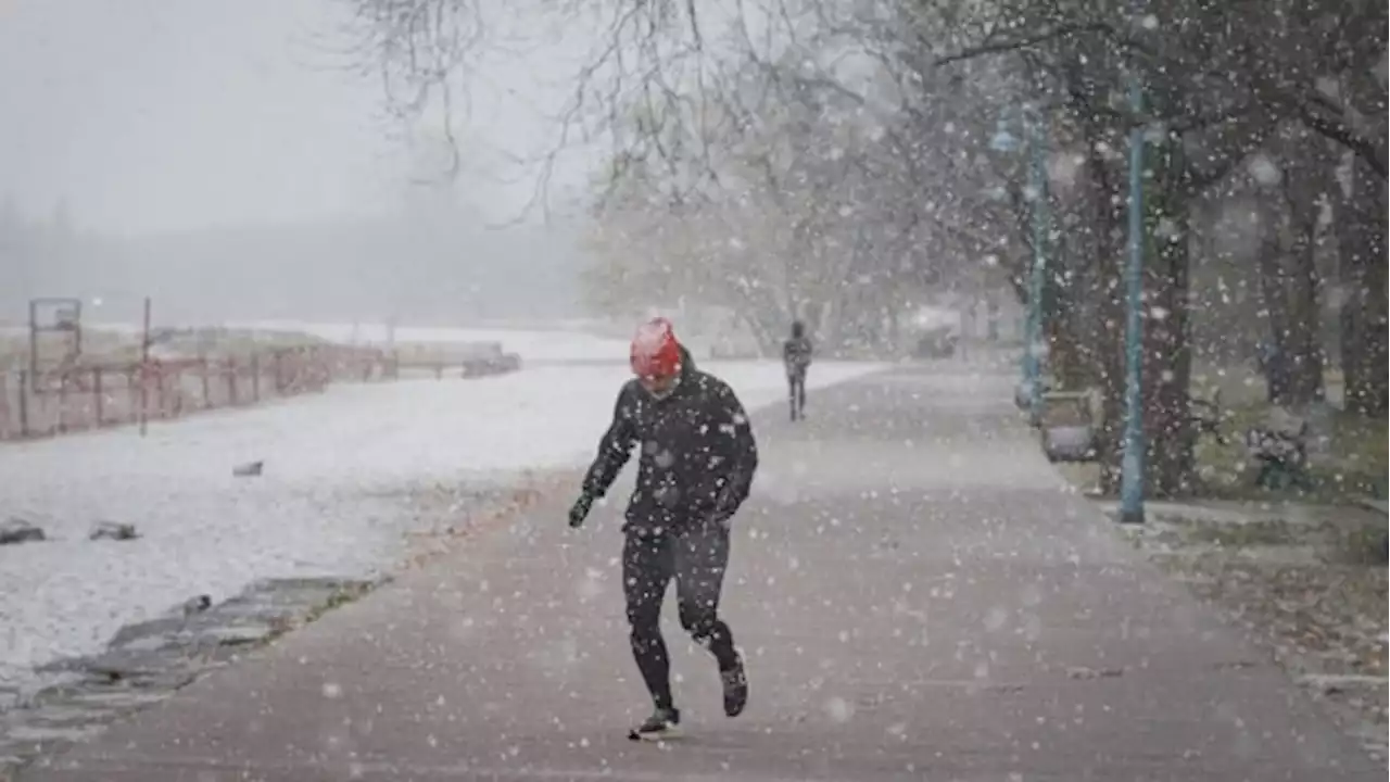 Winter weather travel advisory in place as first snowfall hits southern Ontario | CBC News