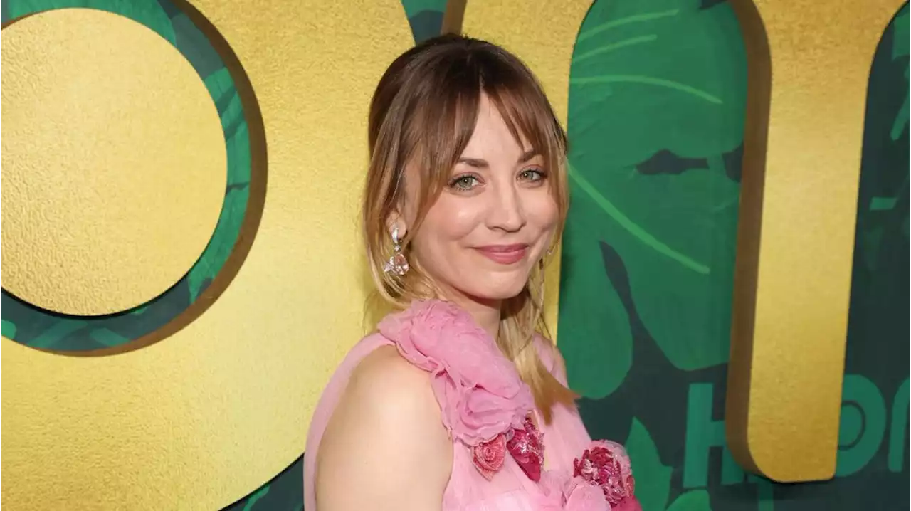 Kaley Cuoco: 'Halbzeit' – Sie zeigt ihren Babybauch