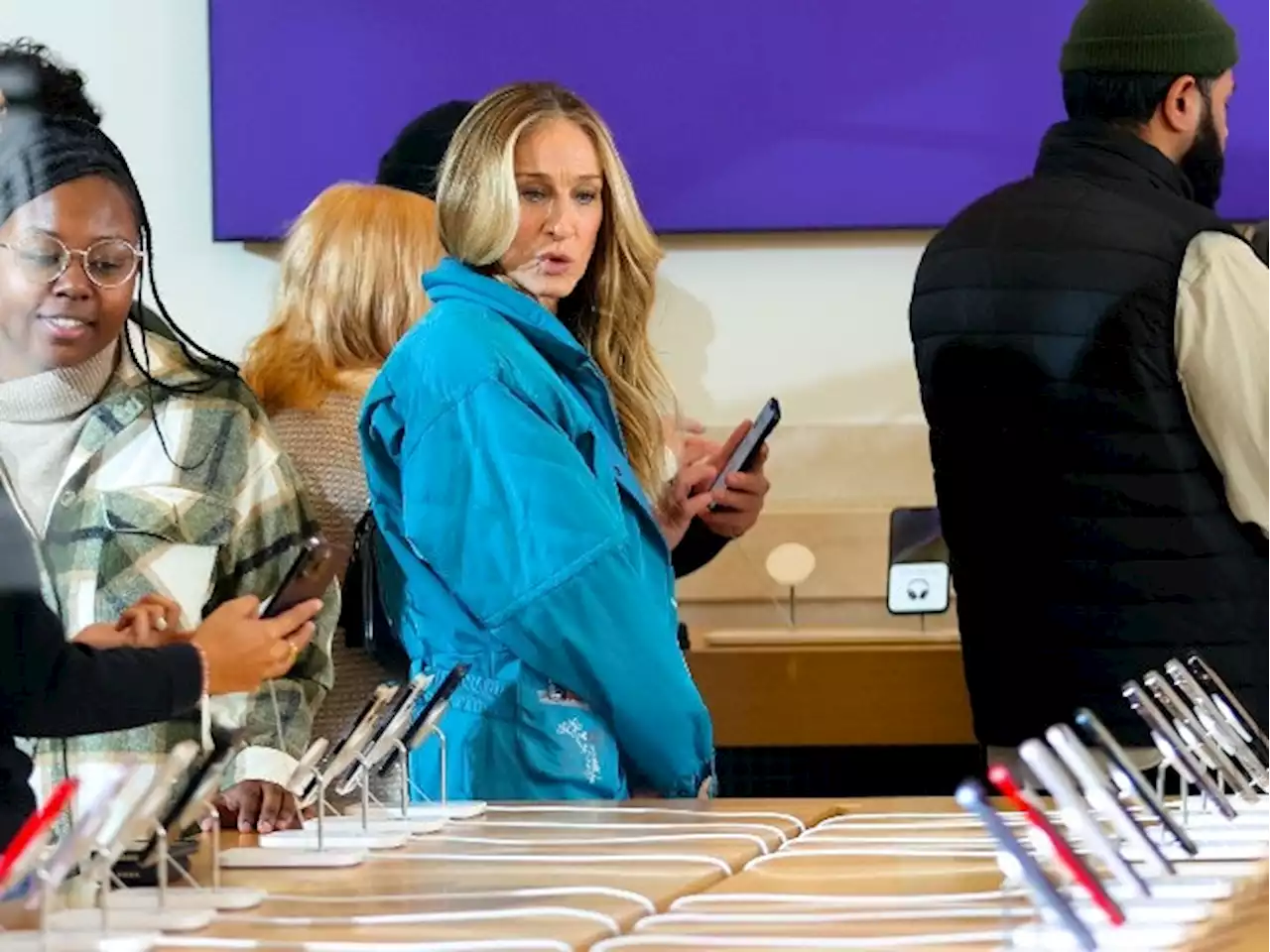 Why Is Carrie Bradshaw Always Using Outdated Tech?