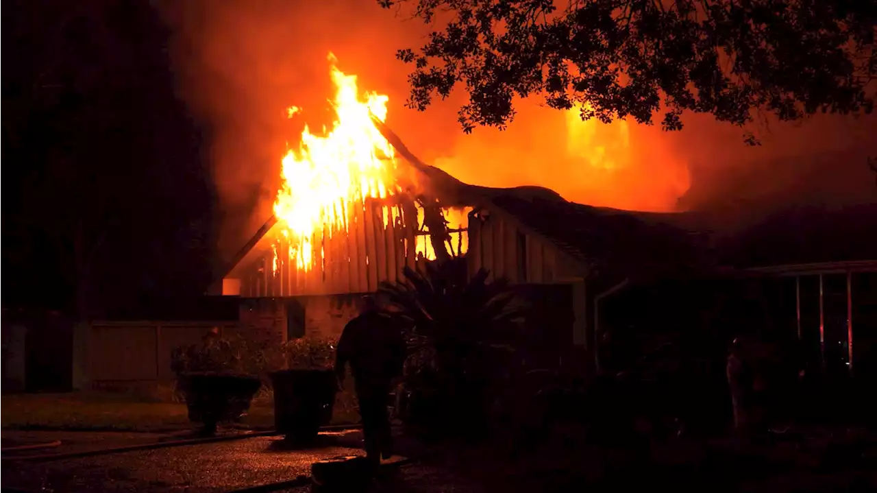 1 dead, 1 hospitalized after house fire in northeast Houston