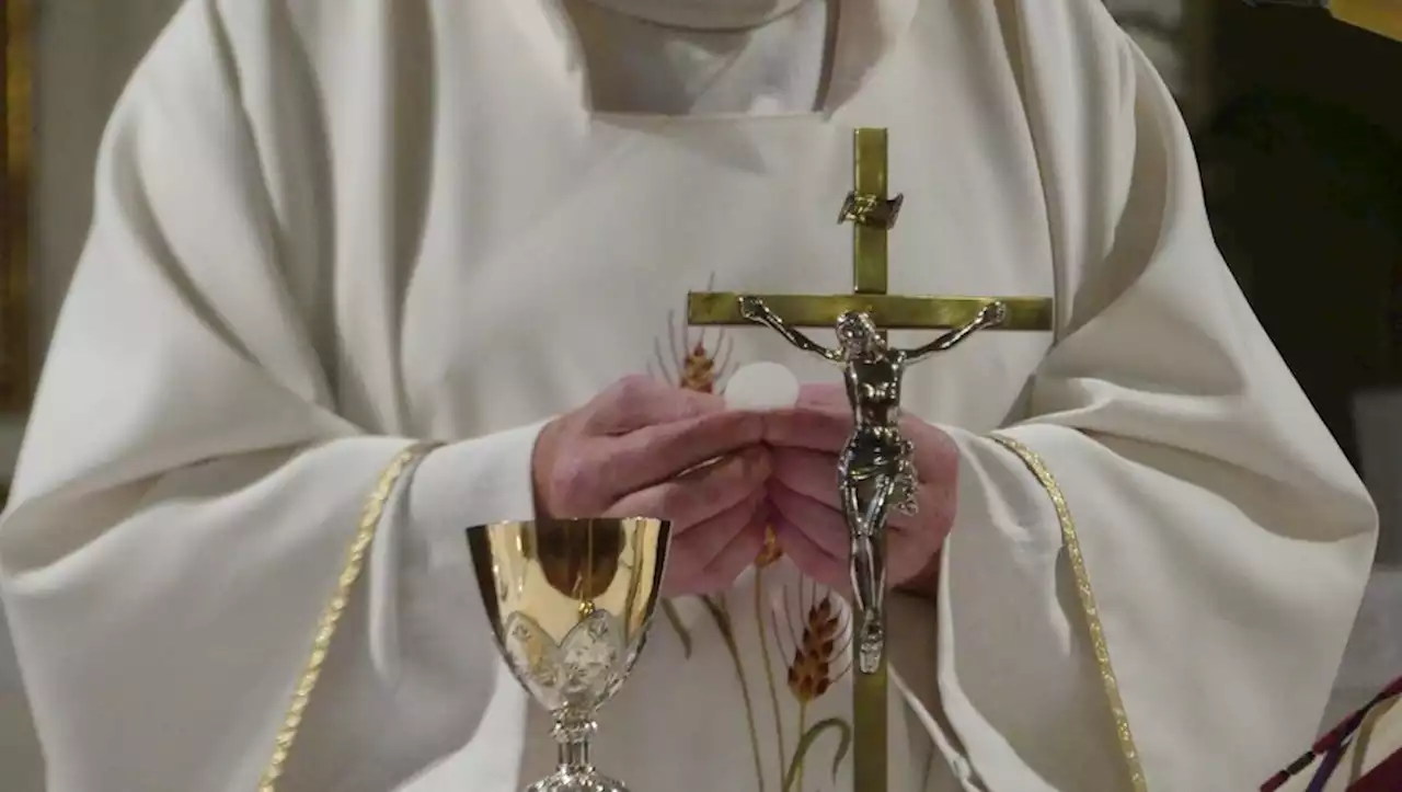 Mgr Jean-Pierre Grallet, ancien archevêque de Strasbourg, reconnaît 'des gestes déplacés' sur une majeure