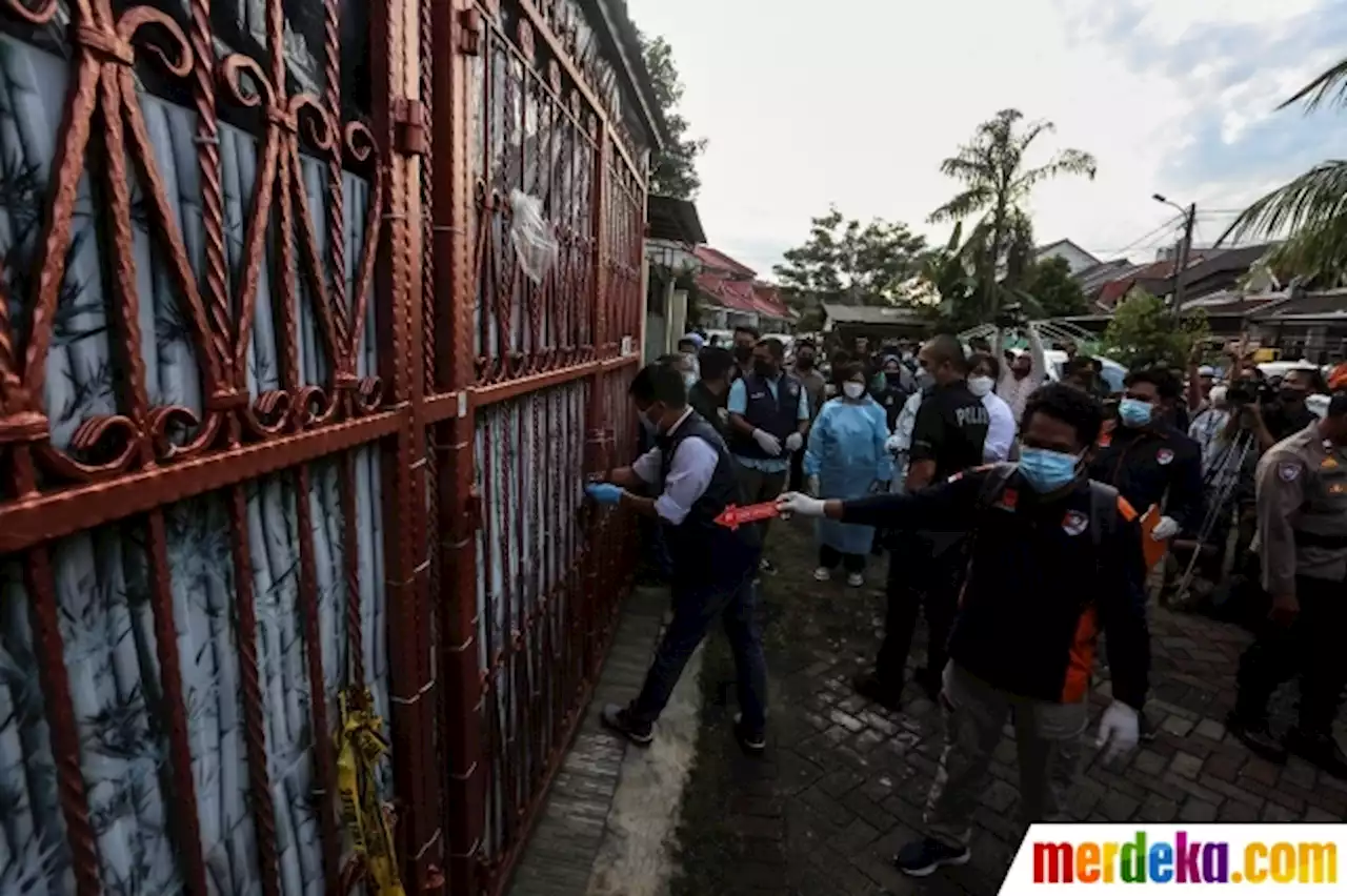 Foto : Polisi Gandeng Tim Ahli Olah TKP Satu Keluarga Meninggal di Kalideres | merdeka.com