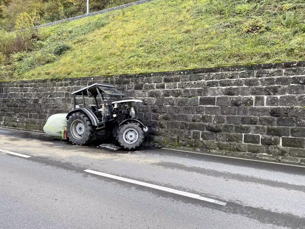 Traktorfahrerin donnert in Mauer - Schweizer Bauer