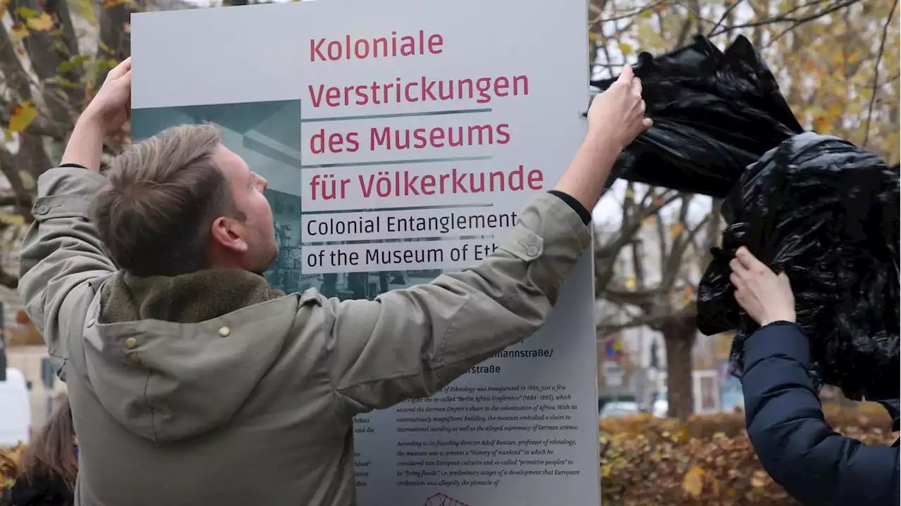 „Einzigartiges Raubkunst-Depot“: Neue Stele in Berlin-Kreuzberg erinnert an koloniale Verstrickungen von einstigem Völkerkundemuseum